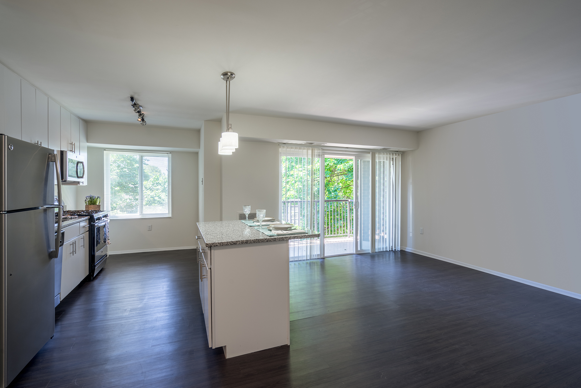 Hillwood Renovated Apartment with Hardwood Flooring and Kitchen Island Hillwood Renovated Apartment with Hardwood Flooring and Kitchen Island